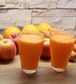 Čerstvá ovocná šťava z jablka, mrkvy a pomaranča