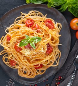 Talianske špagety s paradajkovou omáčkou, parmezánom a bazalkou